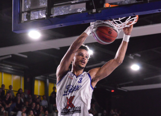 Cameron Valcy pour une première