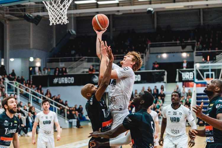 Leo Behrend monte dans les tours